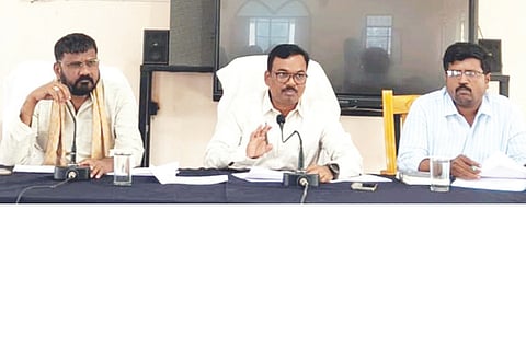 ಮಸ್ಕಿ ತಾಪಂ ಸಭಾಂಗಣದಲ್ಲಿ ಕುಡಿವ ನೀರಿನ ನಿರ್ವಹಣೆ ಕುರಿತು ಟಾಸ್ಕ್ ಪೋರ್ಸ್ ಸಭೆ ನಡೆಯಿತು. ಶಾಸಕ ಆರ್.ಬಸನಗೌಡ ತುರ್ವಿಹಾಳ, ತಹಸೀಲ್ದಾರ್ ಮಂಜುನಾಥ ಭೋಗಾವತಿ, ತಾಪಂ ಇಒ ಅಮರೇಶ ಯಾದವ ಇದ್ದರು.