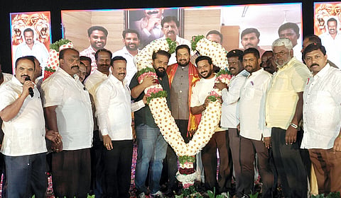 ಹೊಸಕೋಟೆಯ Sankranthi ಚನ್ನಬೈರೆಗೌಡ ಕ್ರೀಡಾಂಗಣದಲ್ಲಿ ಹಮ್ಮಿಕೊಂಡಿದ್ದ ಸಂಕ್ರಾಂತಿ ಸಂಭ್ರಮದಲ್ಲಿ ಶಾಸಕ ಶರತ್​ ಬಚ್ಚೇಗೌಡ ಹಾಗೂ ಸಿನಿಮಾ ನಟರಾದ ನಾಯಕ ನಟ ಶಾನಿಲ್​ ಗುರು ಹಾಗೂ ನಿರ್ದೇಶಕ ಜೆ.ಪಿ.ತುಮಿನಾಡ್​ ಅಶೋಕ್​ ಅವರನ್ನು ಸನ್ಮಾನಿಸಿ ಗೌರವಿಸಲಾಯಿತು.  