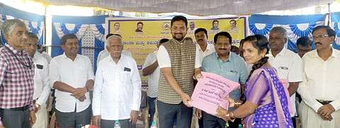 ಹೊಸಕೋಟೆಯ ಪಶು ಇಲಾಖೆಯಲ್ಲಿ ಆಯೋಜಿಸಿದ್ದ ಸೌಲಭ್ಯ ವಿತರಣಾ ಕಾರ್ಯಕ್ರಮದಲ್ಲಿ ಪಶು ಸಖಿಯರಿಗೆ ಶಾಸಕ ಶರತ್​ ಬಚ್ಚೇಗೌಡ ಸಮವಸ್ತ್ರ ವಿತರಿಸಿದರು. ಬಮುಲ್​ ನಿರ್ದೇಶಕ ಬಿ.ವಿ. ಸತೀಶ್​ ಗೌಡ, ಯೋಜನಾ ಪ್ರಾಧಿಕಾರದ ಅಧ್ಯಕ್ಷ ಕೇಶವ್​ ಮೂರ್ತಿ, ದಿ ಟೌನ್​ ಬ್ಯಾಂಕ್​ ಅಧ್ಯಕ್ಷ ಬಲ್ಪ್​ ಮಂಜುನಾಥ್​, ಉಪಾಧ್ಯಕ್ಷ ಅಕ್ಬರ್​ ಪಾಷಾ ಇದ್ದರು.