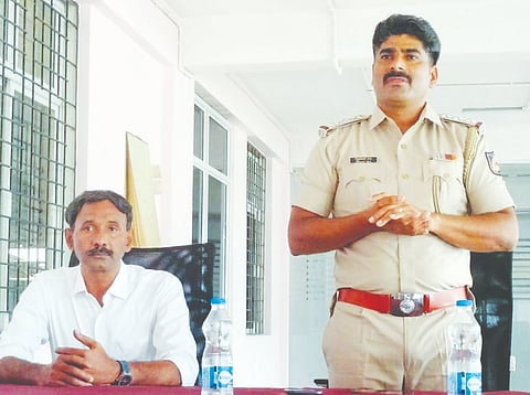 ಹೊಸಕೋಟೆ ಚೊಕ್ಕಹಳ್ಳಿ ಕೈಗಾರಿಕಾ ಪ್ರದೇಶದಲ್ಲಿ ಸೌಹಾರ್ದ ವೇದಿಕೆಯಿಂದ ಹಮ್ಮಿಕೊಂಡಿದ್ದ ಅಪರಾಧ ತಡೆ ಜಾಗೃತಿ ಸಭೆಯಲ್ಲಿ ಇನ್​ಸ್ಪೆಕ್ಟರ್​ ಗೋವಿಂದ್​ ಮಾತನಾಡಿದರು. ಸೌಹಾರ್ದ ವೇದಿಕೆ ಅಧ್ಯಕ್ಷ ಕೃಷ್ಣಪ್ಪ ಇದ್ದರು.