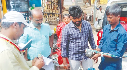 ಹೊಸಕೋಟೆ ಕೆ.ಆರ್​ ರಸ್ತೆ ಮಾರ್ಗದಲ್ಲಿ ನಡೆದಿರುವ ಡಾಂಬರೀಕರಣ ಗುಣಮಟ್ಟವನ್ನು ಲೋಕಾಯುಕ್ತ ಅಧಿಕಾರಿಗಳು ಪರಿಶೀಲಿಸಿದರು.