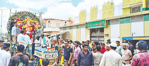 ನಾಗಮಂಗಲ ಪಟ್ಟಣದ ಮೈಸೂರು ರಸ್ತೆಯ ಎ.ಡಿ.ಕಾಲನಿಯಲ್ಲಿ ಪ್ರತಿಷ್ಠಾಪಿಸಿದ್ದ ಗಣೇಶಮೂರ್ತಿ ವಿಸರ್ಜನೆ ಮೆರವಣಿಗೆ ವೇಳೆ ಮೈಸೂರು ರಸ್ತೆಯಲ್ಲಿರುವ ಯಾ-ಹಲ್ಲಾ ಮಸೀದಿ ಮುಂಭಾಗದಲ್ಲಿ ಮುಸ್ಲಿಂ ಯುವಕರು ಗಣೇಶ ಮೂರ್ತಿಗೆ ಪುಷ್ಪಾರ್ಚನೆ ಮಾಡಿ ಸಾರ್ವಜನಿಕರಿಗೆ ಸಿಹಿ ವಿತರಿಸಿದರು.
