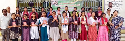 ಬಾಗೇಪಲ್ಲಿ ತಾಲೂಕು ಬಿಳ್ಳೂರು ಸರ್ಕಾರಿ ಪ್ರೌಢಶಾಲೆಯಲ್ಲಿ ಬೆಂಗಳೂರಿನ ಆಲ್​ ಹ್ಯಾಂಡ್ಸ್​ ಟುಗೆದರ್​ ಎಜುಕೇಷನ್​ ಮತ್ತು ಚಾರಿಟಬಲ್​ ಟ್ರಸ್ಟ್​ನ ಸದಸ್ಯ ಕೆ.ಪಿ.ಚಂದ್ರಶೇಖರ್​ ಮತ್ತು ಸ್ನೇಹಿತರು ಕೊಡುಗೆಯಾಗಿ ನೀಡಿದ ನಿಘಂಟನ್ನು ವಿದ್ಯಾರ್ಥಿಗಳು ಪಡೆದರು. ಪ್ರಭಾರ ಮುಖ್ಯಶಿಕ್ಷಕ ಎನ್​.ಆರ್​.ಕುಮಾರ್​,  ಶಿಕ್ಷಕಿ ವೇಣಿಬಾಯಿ, ಸುನಿಲ್​ಕುಮಾರ್​ ಇದ್ದರು.