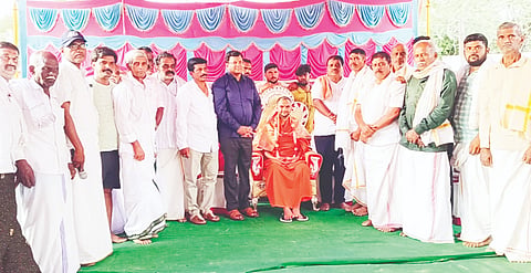 ಶಿರಾ ತಾಲೂಕಿನ ಯಂಜಲಗೆರೆಯಲ್ಲಿ ಹಮ್ಮಿಕೊಂಡಿದ್ದ ಶ್ರೀ ಬಸವೇಶ್ವರಸ್ವಾಮಿ ದೇವಸ್ಥಾನ ವಿಗ್ರಹ ಮತ್ತು ಕಳಸ ಪ್ರತಿಷ್ಠಾಪನೆ ಕಾರ್ಯಕ್ರಮದಲ್ಲಿ ಶ್ರೀ ನಂಜಾವಧೂತ ಸ್ವಾಮೀಜಿ, ಡಾ.ಸಿ.ಎಂ.ರಾಜೇಶ್​ ಗೌಡ,  ಕಾಡುಗೊಲ್ಲ ಅಭಿವೃದ್ಧಿ ನಿಗಮ ಮಾಜಿ ಅಧ್ಯಕ್ಷ ಚಂಗಾವರ ಮಾರಣ್ಣ ಇತರರು ಇದ್ದರು.
