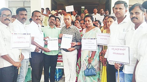 ಶಾಲಾ -ಶಿಕ್ಷಕರ ಮೇಲಿನ ಒತ್ತಡ ಕಡಿಮೆ ಮಾಡುವಂತೆ ಒತ್ತಾಯಿಸಿ ತಾಲೂಕು ಪ್ರಾಥಮಿಕ ಶಾಲಾ ಶಿಕ್ಷಕರ ಸಂಘದಿಂದ ಗ್ರೇಡ್​&2 ತಹಸೀಲ್ದಾರ್​ ಪಿಎಸ್​ಆರ್​ ಪ್ರಸಾದ್​ ಅವರಿಗೆ ಮನವಿ ಸಲ್ಲಿಸಲಾಯಿತು. ಸಂಘದ ಪ್ರಧಾನ ಕಾರ್ಯದರ್ಶಿ ವಸಂತ್​ ಕುಮಾರ್​, ಖಜಾಂಚಿ ಟಿ.ಸೋಮಶೇಖರ್​, ಉಪಾಧ್ಯಕ್ಷರಾದ ಸರೋಜಾದೇವಿ, ಸುಧಾಮಣಿ. ಸಂಘಟನಾ ಕಾರ್ಯದರ್ಶಿ. ಹನುಮಂತರಾಯ, ನಿರ್ದೇಶಕರಾದ ನಾಗೇಂದ್ರ, ರಿಜ್ವಾನ್​ ಬಾಷಾ ಇತರರು ಇದ್ದರು. 