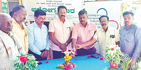 ಸರಗೂರು ತಾಲೂಕಿನ ಮುಳ್ಳೂರು ಗ್ರಾಮದ ಆಸ್ಪತ್ರೆಯಲ್ಲಿ ಉಚಿತ ಆರೋಗ್ಯ ಶಿಬಿರವನ್ನು ಗಣ್ಯರು ಉದ್ಘಾಟಿಸಿದರು. ರವಿಕುಮಾರ್, ಶಿವಕುಮಾರ್, ಶಿವಲಿಂಗ ಇತರರು ಇದ್ದರು.