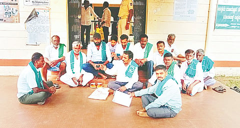 ಸರಗೂರು ತಾಲೂಕಿನ ತಹಸೀಲ್ದಾರ್ ಕಚೇರಿ ಮುಂಭಾಗದಲ್ಲಿ ಕರ್ನಾಟಕ ರಾಜ್ಯ ರೈತ ಸಂಘದ ಕಾರ್ಯಕರ್ತರು ಟಾಟಾ ಪವರ್ ಕಂಪನಿ ವಿರುದ್ಧ ಪ್ರತಿಭಟನೆ ನಡೆಸಿದರು.