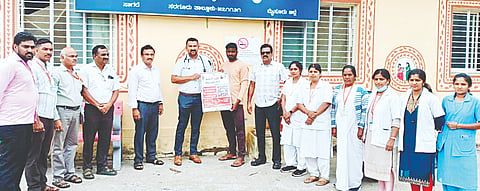ಸರಗೂರು ತಾಲೂಕಿನ ಸಾಗರೆ ಪ್ರಾಥಮಿಕ ಆರೋಗ್ಯ ಕೇಂದ್ರದಲ್ಲಿ ಕ್ಷಯ ರೋಗ ನಿಯಂತ್ರಣ ಕಾರ್ಯಕ್ರಮದಡಿಯಲ್ಲಿ 100 ದಿನದ ಹ್ಯಾಂಡಲ್ ಎಕ್ಸ್ ರೇ ಅಭಿಯಾನಕ್ಕೆ ಚಾಲನೆ ನೀಡಲಾಯಿತು. ತಾಲೂಕು ಆರೋಗ್ಯಾಧಿಕಾರಿ ಡಾ. ರವಿಕುಮಾರ್, ಡಾ.ಶರತ್, ಮಹೇಶ್ ಇತರರು ಇದ್ದರು.