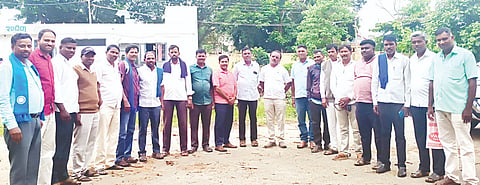 ಸರಗೂರು ಪಟ್ಟಣದ ಪ್ರವಾಸಿ ಮಂದಿರದಲ್ಲಿ ದಲಿತ ಸಂಘರ್ಷ ಸಮಿತಿ ಎಲ್ಲ ಬಣಗಳ ಕಾರ್ಯಕರ್ತರು ಒಕ್ಕೂಟ ರಚಿಸುವ ಸಲುವಾಗಿ ಗುರುವಾರ ಪೂರ್ವಭಾವಿ ಸಭೆ ನಡೆಸಿದರು. ಸಣ್ಣಸ್ವಾಮಿ, ಮಲ್ಲಿಕಾರ್ಜುನ, ಲಕ್ಷ್ಮಣ್, ನಾಗಣ್ಣ, ಗೋವಿಂದ ಇತರರಿದ್ದರು.