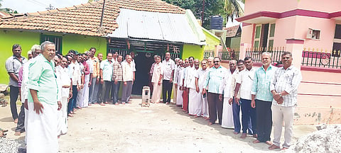 ಸರಗೂರು ಪಟ್ಟಣದ ಶ್ರೀ ದುರ್ಗಾಪರಮೇಶ್ವರಿ ದೇವಸ್ಥಾನ ಮುಂಭಾಗದಲ್ಲಿ ದುರ್ಗಾಪರಮೇಶ್ವರಿ ಸೇವಾ ಸಮಿತಿ ಟ್ರಸ್ಟ್ ರಚನೆ ಮಾಡಲಾಯಿತು. ಎಸ್.ಎಸ್.ಗಣೇಶ್, ಶಿವಲಿಂಗಶೆಟ್ಟರು, ಎಂ.ಕೆಂಡಗಣ್ಣಸ್ವಾಮಿ, ಎಸ್.ಡಿ.ಸಣ್ಣಸ್ವಾಮಿ, ದೊಡ್ಡಬೈರ ಇತರರಿದ್ದರು.