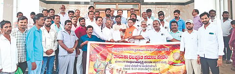 ವಿವಿಧ ಬೇಡಿಕೆ ಈಡೇರಿಕೆಗೆ ಒತ್ತಾಯಿಸಿ ಸೇಡಂನಲ್ಲಿ ರಾಷ್ಟ್ರವೀರ ಮಹಾರಾಣಾ ಪ್ರತಾಪಸಿಂಗ್​ ರಜಪೂತ ಸಮಾಜ ಸೇವಾ ಸಂದಿಂದ ಪ್ರತಿಭಟನೆ ನಡೆಸಿ ಗ್ರೇಡ್​-2 ತಹಸೀಲ್ದಾರ್​ ಭೀಮಣ್ಣ ಕುದರಿಗೆ ಮನವಿಪತ್ರ ಸಲ್ಲಿಸಲಾಯಿತು. ಭವಾನಿಸಿಂಗ್​ ಠಾಕೂರ್​, ಸಂಜೀವಕುಮಾರಸಿಂಗ್​, ಪೃಥ್ವಿರಾಜ್​ ತಿವಾರಿ, ಅಮರಸಿಂಗ್​ ರಜಪೂತ, ಜಗದೀಶಸಿಂಗ್​ ಚಿಂಚೋಳಿ ಇತರರಿದ್ದರು. 
