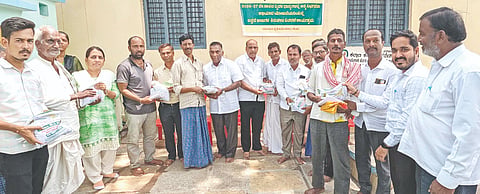 ಸೇಡಂ ತಾಲೂಕಿನ ಹಾಬಾಳ (ಟಿ)ದಲ್ಲಿ ಕೃಷಿಕ ಸಮಾಜದ ತಾಲೂಕು ಅಧ್ಯಕ್ಷ ಬಸವರಾಜ ರೇವಗೊಂಡ ರೈತರಿಗೆ ಉಚಿತ ಬೀಜ ವಿತರಣೆ ಮಾಡಿದರು. ವಿಶಾಲಕುಮಾರ, ಶಿವಕುಮಾರ ದೇಶಮುಖ, ಸತೀಶ ಪೂಜಾರಿ ಇತರರಿದ್ದರು. 