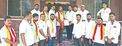 ಹಾಳಾಗಿರುವ ರಸ್ತೆಗಳನ್ನು ದುರಸ್ತಿ ಮಾಡಬೇಕು ಎಂದು ಒತ್ತಾಯಿಸಿ ಸೇಡಂನಲ್ಲಿ ಕರವೇ ಪದಾಧಿಕಾರಿಗಳು ಲೋಕೋಯೋಗಿ ಇಲಾಖೆ ಕಾರ್ಯನಿರ್ವಾಹಕ ಇಂಜಿನಿಯರ್​ಗೆ ಮನವಿ ಸಲ್ಲಿಸಿದರು. ರಾಮಚಂದ್ರ ಗುತ್ತೇದಾರ್​, ಶ್ರೀನಿವಾಸರೆಡ್ಡಿ ಮದನಾ, ಪ್ರವಿಣಕುಮಾರ ಇದ್ದರು. 