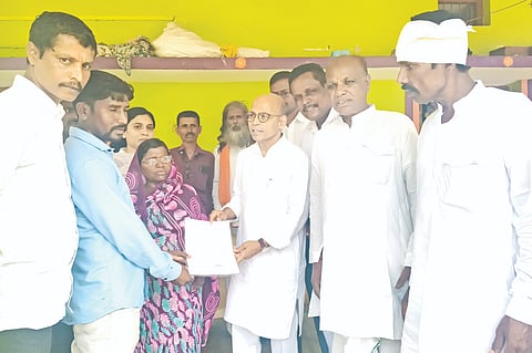 ಸೇಡಂ ತಾಲೂಕಿನ ಜಾಕನಪಲ್ಲಿಯಲ್ಲಿ ಇತ್ತೀಚೆಗೆ ಸಿಡಿಲು ಬಡಿದು ಮೃತಪಟ್ಟ ಆಶಪ್ಪನವರ ಮನೆಗೆ ಸಚಿವ ಡಾ.ಶರಣಪ್ರಕಾಶ ಪಾಟೀಲ್​ ಭೇಟಿ ನೀಡಿ ಪರಿಹಾರದ ಆದೇಶಪ್ರತಿಯನ್ನು ಕುಟುಂಬಸ್ಥರಿಗೆ ನೀಡಿದರು. ಶ್ರೀಯಾಂಕಾ ಧನಶ್ರೀ, ಶರಣಗೌಡ ಪಾಟೀಲ್​, ಮಲ್ಲಿಕಾರ್ಜುನರೆಡ್ಡಿ, ರವೀಂದ್ರ ನಂದಿಗಾಮ ಇದ್ದರು.