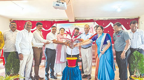 ಶಿಗ್ಗಾಂವಿ ಪಟ್ಟಣದ ಜೆಎಂಜೆ ಆಂಗ್ಲ ಮಾಧ್ಯಮ ಪ್ರೌಢಶಾಲೆಯಲ್ಲಿ ಶನಿವಾರ ನಡೆದ ಎಜ್ಜು ಕನೆಕ್ಟ್ 2026 ಕಾರ್ಯಾಗಾರವನ್ನು ಕ್ಷೇತ್ರ ಶಿಕ್ಷಣಾಧಿಕಾರಿ ಎಂಬಿ ಅಂಬಿಗೇರ ಉದ್ಘಾಟಿಸಿದರು. ಇಒ ಮಂಜುನಾಥ ಸಾಳುಂಕೆ, ಅರುಣಗೌಡ ಹುಡೇದಗೌಡ್ರ, ಕವಿತಾ ಮಠದ ಇತರರಿದ್ದರು.