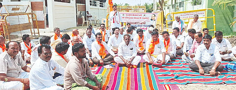 ಸಿರಗುಪ್ಪದಲ್ಲಿ ಶಾಸಕ ಬಿ.ಎಂ.ನಾಗರಾಜ ನಿವಾಸದ ಮುಂದೆ ವಾಲ್ಮೀಕಿ ನಾಯಕ ಸಮುದಾಯದವರು ಧರಣಿ ನಡೆಸಿದರು. 