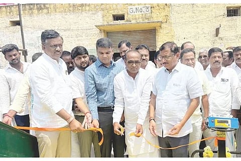 ಸಿಂಧನೂರು ಟಿಎಪಿಸಿಎಂಎಸ್‌ನಲ್ಲಿ ಕನಿಷ್ಟ ಬೆಂಬಲ ಬೆಲೆ ಯೋಜನೆಯಡಿ ಜೋಳ ಖರೀದಿಗೆ ಚಾಲನೆ ನೀಡಲಾಯಿತು. ಆಹಾರ ಮತ್ತು ನಾಗರಿಕ ಸರಬರಾಜು ಇಲಾಖೆ ಉಪನಿರ್ದೇಶಕ ನಜೀರ್ ಅಹ್ಮದ್, ಆರ್‌ಕೆಡಿಸಿಸಿ ಬ್ಯಾಂಕ್ ನಿರ್ದೇಶಕರಾದ ಪಂಪನಗೌಡ ಬಾದರ್ಲಿ, ಸೋಮನಗೌಡ ಬಾದರ್ಲಿ, ಜೆಡಿಎಸ್ ತಾಲೂಕು ಅಧ್ಯಕ್ಷ ಬಸವರಾಜ ನಾಡಗೌಡ, ತಹಸೀಲ್ದಾರ್ ಅರುಣ ಎಚ್ ದೇಸಾಯಿ, ಟಿಎಪಿಎಸಿಎಂಎಸ್‌ನ ಅಧ್ಯಕ್ಷ ಶರಣಪ್ಪ ರಡ್ಡೇರ್ ಇದ್ದರು. 
