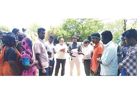 ವೆಂಕಟೇಶ್ವರಕ್ಯಾಂಪ್‌ನಲ್ಲಿ ಆರೋಗ್ಯ ಇಲಾಖೆಯಿಂದ ಹಾವು ಕಡಿತ ಮುಂಜಾಗ್ರತೆ ಕಾರ್ಯಕ್ರಮ ನಡೆಯಿತು. ತಾಲೂಕು ಸಾಂಕ್ರಾಮಿಕ ಆರೋಗ್ಯ ಮೇಲ್ವಿಚಾರಕ ನಿಖಿಲ್ ಹೊಸಮನಿ, ತಾಲೂಕು ಹಿರಿಯ ಆರೋಗ್ಯ ಸಹಾಯಕ ಸಂಗನಗೌಡ ಪಾಟೀಲ್, ಸಮುದಾಯ ಆರೋಗ್ಯ ಅಧಿಕಾರಿ ಅಭಿಲಾಷ, ಕಿರಿಯ ಆರೋಗ್ಯ ಸಹಾಯಕಿ ಶ್ವೇತಾ ಇದ್ದರು.