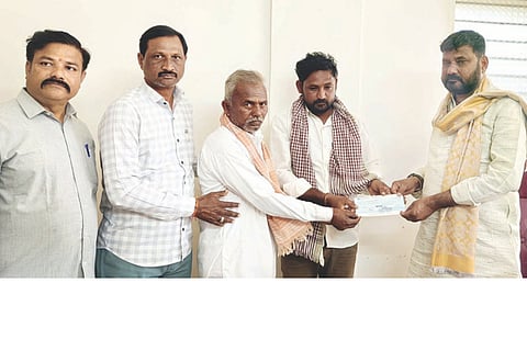 ಗುಂಜಳ್ಳಿಯ ವಿದ್ಯಾರ್ಥಿ ಅಭಿಷೇಕ್ ಮೋತಿಲಾಲ್ ದೇಸಾಯಿ ಅವರ ಕುಟುಂಬಕ್ಕೆ 5 ಲಕ್ಷ ರೂ. ಪರಿಹಾರ ಚೆಕ್‌ನ್ನು ಶಾಸಕ ಆರ್.ಬಸನಗೌಡ ತುರ್ವಿಹಾಳ ವಿತರಿಸಿದರು. ವಸತಿ ಶಾಲೆ ಪ್ರಾಚಾರ್ಯ ಮರಿಯಪ್ಪ ನಾಯಕ, ಹಾಸ್ಟೆಲ್ ಪ್ರಭಾರಿ ಮೇಲ್ವಿಚಾರಕ ರಮೇಶ ಸಜ್ಜನ್ ಇತರರಿದ್ದರು.