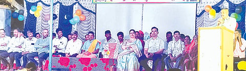 ಸವಣೂರ ತಾಲೂಕು ಚಿಲ್ಲೂರಬಡ್ನಿ ಗ್ರಾಮದ ಪಿಎಂ ಶ್ರೀ ಸರ್ಕಾರಿ ಉನ್ನತೀಕರಿಸಿದ ಹಿರಿಯ ಪ್ರಾಥಮಿಕ ಹಾಗೂ ಪ್ರೌಢ ಶಾಲೆಯ ಆವರಣದಲ್ಲಿ ಶುಕ್ರವಾರ ಸಂಜೆ ಏರ್ಪಡಿಸಿದ್ದ ಶಾಲಾ ವಾರ್ಷಿಕೋತ್ಸವ ಸಮಾರಂಭವನ್ನು ಉದ್ಘಾಟಿಸಿ ಭದ್ರಾವತಿಯ ಡಿಎಸ್‌ಪಿ ಪ್ರಕಾಶ ರಾಥೋಡ್ ಮಾತನಾಡಿದರು. ವೇ.ಮೂ ನಾಗಯ್ಯ ಹಿರೇಮಠ, ವೆಂಕಟೇಶ ಲಮಾಣಿ, ಗಂಗಾಧರಯ್ಯ ಕಲ್ಮಠ ಇತರರಿದ್ದರು.
