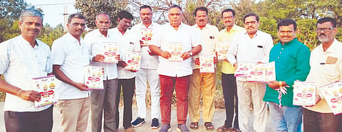 ಸವಣೂರಿನಲ್ಲಿ ಏರ್ಪಡಿಸಿರುವ ಹಾವೇರಿ ಜಿಲ್ಲಾ 15ನೇ ಕನ್ನಡ ಸಾಹಿತ್ಯ ಸಮ್ಮೇಳನ ಆಮಂತ್ರಣ ಪತ್ರಿಕೆಯನ್ನು ಶಿಗ್ಗಾಂವಿಯಲ್ಲಿ ಶನಿವಾರ ಶಾಸಕ ಯಾಸೀರಖಾನ್ ಪಠಾಣ ಬಿಡುಗಡೆಗೊಳಿಸಿದರು. ಪ್ರಭು ಅರಗೋಳ, ಸಿ.ಎನ್.ಪಾಟೀಲ, ರಮೇಶ ಹರಿಜನ, ಎಂ.ಜೆ. ಮುಲ್ಲಾ, ಗುಡ್ಡಪ್ಪ ಜಲದಿ, ಮಹೇಶ ಅಪ್ಪಣ್ಣನವರ ಹಾಗೂ ಇತರರು ಇದ್ದರು.