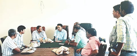 ಸಂಡೂರು ತಾಲೂಕಿನ ವಡ್ಡು ಗ್ರಾಮಕ್ಕೆ ನರೇಗಾ ಕಾಮಗಾರಿ ಮತ್ತು ದಾಖಲೆಗಳ ಪರಿಶೀಲನೆಗೆ ಆಗಮಿಸಿದ್ದ ಕೇಂದ್ರ ಅಧಿಕಾರಿಗಳ ತಂಡಕ್ಕೆ ಜಿಪಂ ಸಿಇಒ ಮಹ್ಮದ್ ಹ್ಯಾರೀಸ್ ಸುಮೇರ್ ಮಾಹಿತಿ ನೀಡಿದರು. 