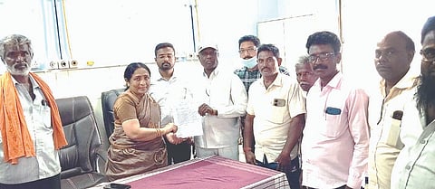 ಕುರೇಕುಪ್ಪದಲ್ಲಿ ಪ್ರಾಥಮಿಕ ಆರೋಗ್ಯ ಕೇಂದ್ರ ಸ್ಥಾಪನೆಗೆ ಆಗ್ರಹಿಸಿ ಸಂಘಟನೆಗಳ ಮುಖಂಡರು ತೋರಣಗಲ್ಲು ಆಸ್ಪತ್ರೆಯಲ್ಲಿ ಡಿಎಚ್‌ಒ ಅಲಕಾನಂದಾ ಅವರಿಗೆ ಮಂಗಳವಾರ ಮನವಿ ಸಲ್ಲಿಸಿದರು. ಕಟ್ಟಡ ಇತರೆ ನಿರ್ಮಾಣಕಾರರ ಫೆಡರೇಷನ್ ಜಿಲ್ಲಾ ಸಹ ಸಂಚಾಲಕ ವಿ.ದೇವಣ್ಣ, ತಾಲೂಕು ಸಂಚಾಲಕ ಸಿ.ಡಿ.ಹಾಲಸ್ವಾಮಿ, ದೇವದಾಸಿ ಮಹಿಳಾ ವಿಮೋಚನ ಸಂಘ ಜಿಲ್ಲಾ ಕಾರ್ಯದರ್ಶಿ ಎ.ಸ್ವಾಮಿ, ಮುಖಂಡರಾದ ಎನ್.ಅಂಬರೀಶ, ಎನ್.ಮಲ್ಲಯ್ಯ, ಕೆ.ಸಿದ್ದಪ್ಪ, ಎಚ್.ತಾಯಪ್ಪ, ಕೆ.ರಾಮಚಂದ್ರ ಇತರರಿದ್ದರು.