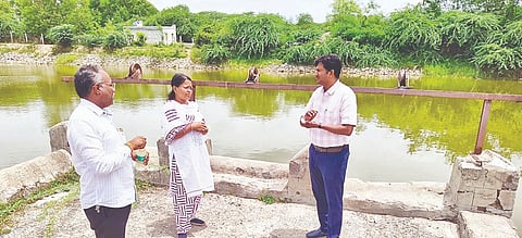 ಸಿರವಾರ ತಾಲೂಕಿನ ಶಾಖಾಪುರ ಗ್ರಾಮದ ಕುಡಿಯುವ ನೀರಿನ ಕೆರೆಯನ್ನು ವೀಕ್ಷಣೆ ಮಾಡಿದ ತಾಪಂ ಇಒ ಮಂಜುನಾಥ ಜಾವೂರು ಈ ಕುರಿತು ಪಿಡಿಒ ಮಮತಾ ಅವರೊಂದಿಗೆ ಚರ್ಚಿಸಿದರು.