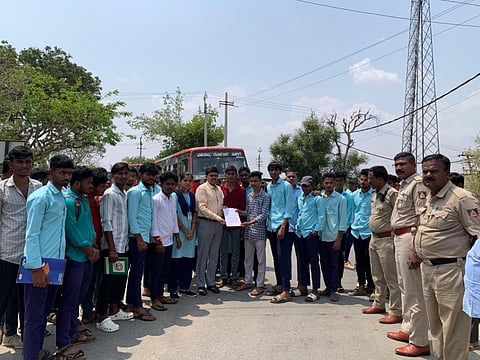ವಿವಿಧ ಇಲಾಖೆಗಳಲ್ಲಿ ಖಾಲಿ ಇರುವ ಹುದ್ದೆಗಳ (abvp) ಭರ್ತಿಗೆ ಆಗ್ರಹಿಸಿ ಶಿರಹಟ್ಟಿಯಲ್ಲಿ ಎಬಿವಿಪಿ ವತಿಯಿಂದ ತಹಶೀಲ್ದಾರ್  ಕೆ. ರಾಘವೇಂದ್ರರಾವ್ ಮೂಲಕ ರಾಜ್ಯ ಸರ್ಕಾರಕ್ಕೆ ಮನವಿ ಸಲ್ಲಿಸಲಾಯಿತು. ಪರಶುರಾಮ ಕಳ್ಳಿಮನಿ, ಅಭಿಷೇಕ ಉಮಚಗಿ, ಸೋಮಶೇಖರ ದೇಸಾಯಿಪಟ್ಟಿ ಇತರರಿದ್ದರು.