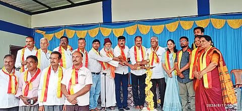 ಅಜ್ಜಂಪುರ ತಾಲೂಕು ಸೊಕ್ಕೆ ಕಿತ್ತೂರು ರಾಣಿ ಚನ್ನಮ್ಮ ವಸತಿ ಶಾಲೆಯಲ್ಲಿ ಆಯೋಜಿಸಿದ್ದ ಜಾನಪದರ ಶ್ರಾವಣ ಸಂಗೀತ ಸಂಭ್ರಮೋತ್ಸವವನ್ನು ಸಾಹಿತಿ ಡಾ. ಎಚ್.ಎಸ್.ಮರುಳಸಿದ್ದಯ್ಯ ಪಟೇಲ್ ಉದ್ಘಾಟಿಸಿದರು. ಜಿ.ಬಿ.ಸುರೇಶ್, ಸುನೀತಾ, ಎ.ಸಿ.ಚಂದ್ರಪ್ಪ, ಡಾ. ಮಾಳೇನಹಳ್ಳಿ ಬಸಪ್ಪ, ಇಮ್ರಾನ್ ಅಹ್ಮದ್ ಬೇಗ್ ಇತರರಿದ್ದರು.
