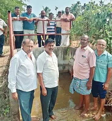 ತರೀಕೆರೆ ತಾಲೂಕು ಲಿಂಗದಹಳ್ಳಿಯ ಹೊಸಕೆರೆಗೆ ಭದ್ರಾ ಉಪ ಕಣಿವೆಯಿಂದ ಮೊದಲನೇ ಹಂತದಲ್ಲಿ ನೀರು ಹರಿದುಬಂದ ಹಿನ್ನೆಲೆಯಲ್ಲಿ ಬಿಜೆಪಿ ಕಾರ್ಯಕರ್ತರು ರೈತರ ಜತೆಗೂಡಿ ಸಂಭ್ರಮಿಸಿದರು. ಎಲ್.ಕೆ.ಅನಿಲ್‌ಕುಮಾರ್, ಎಲ್.ಪಿ.ಲೋಕೇಶ್, ಜಯಣ್ಣ, ಶ್ರೀನಿವಾಸ್, ನಂಜುಂಡಸ್ವಾಮಿ ಇತರರಿದ್ದರು.