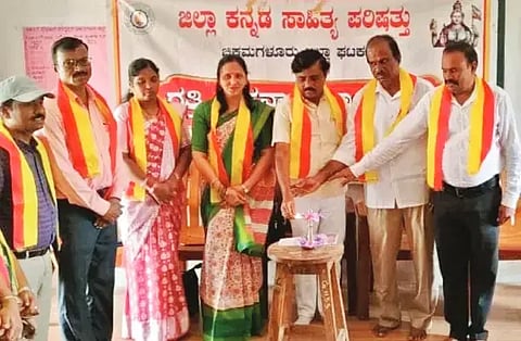 ಅಜ್ಜಂಪುರ ತಾಲೂಕಿನ ಸೊಲ್ಲಾಪುರ ಸರ್ಕಾರಿ ಪ್ರೌಢಶಾಲೆಯಲ್ಲಿ ಆಯೋಜಿಸಿದ್ದ ದತ್ತಿ ಉಪನ್ಯಾಸ ಕಾರ್ಯಕ್ರಮವನ್ನು ಜಿಲ್ಲಾ ಕಸಾಪ ಅಧ್ಯಕ್ಷ ಸೂರಿ ಶ್ರೀನಿವಾಸ್ ಉದ್ಘಾಟಿಸಿದರು. ಸುನೀತಾ, ಎಸ್.ಪರಮೇಶ್, ಪರಮೇಶ್ವರಪ್ಪ, ಮಮತಾ ಇತರರಿದ್ದರು.
