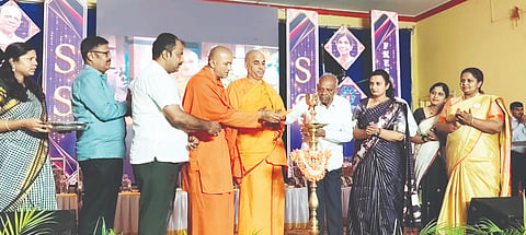 Felicitation ತಿಪಟೂರು ಗುರುಲೀಲಾ ಕಲ್ಯಾಣಮಂಟಪದಲ್ಲಿ ಆಯೋಜಿಸಿದ್ದ ಸನ್ಮಾನಕಾರ್ಯಕ್ರಮವನ್ನು ತುಮಕೂರಿನ ರಾಮಕೃಷ್ಣವಿವೇಕಾನಂದ ಆಶ್ರಮದ ಅಧ್ಯಕ್ಷ ವೀರೇಶಾನಂದ ಸರಸ್ವತಿ ಸ್ವಾಮೀಜಿ ಉದ್ಘಾಟಿಸಿದರು. ಎಜುಕೇಶನ್​ ಟ್ರಸ್ಟ್​ ಅಧ್ಯಕ್ಷ ಕೆ.ಶಂಕರಲಿಂಗಪ್ಪ,ಕಾರ್ಯದರ್ಶಿ ಎ.ಆರ್​.ಯಮುನಾ,ಪ್ರಾಂಶುಪಾಲೆ ಡಿ.ವೀಣಾ ಇದ್ದರು.
