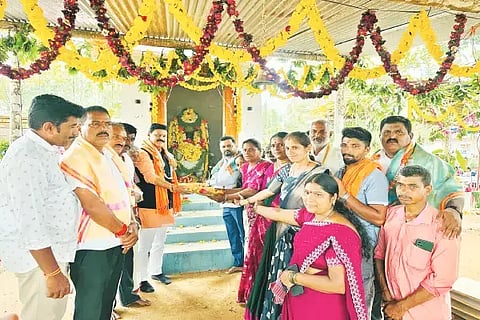 ತ್ಯಾಗರ್ತಿ ಸಮೀಪ ಹೊಸಂತೆ ಬಾವಾಜಿ ಮಠದಲ್ಲಿ ಏರ್ಪಡಿಸಿದ್ದ ಧಾರ್ಮಿಕ ಕಾರ್ಯಕ್ರಮದಲ್ಲಿ ಶಾಸಕ ಗೋಪಾಲಕೃಷ್ಣ ಬೇಳೂರು, ಕಲಸೆ ಚಂದ್ರಪ್ಪ, ಚೇತನ್‌ರಾಜ್ ಕಣ್ಣೂರು, ಮಹೇಶ್, ದಿನೇಶ್ ಮತ್ತಿತರರು ಪಾಲ್ಗೊಂಡಿದ್ದರು.