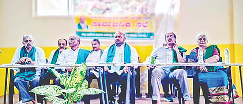 ಕರ್ನಾಟಕ ರಾಜ್ಯ ರೈತ ಸಂಘ ಕೊಡಗು ಜಿಲ್ಲಾ ಘಟಕ ಮತ್ತು ಅಮ್ಮತ್ತಿ ಹೋಬಳಿ ಘಟಕ ಜಂಟಿಯಾಗಿ ರೈತ ಸಮಸ್ಯೆಗಳ ಸಾರ್ವಜನಿಕ ಸಭೆ ನಡೆಯಿತು. ರೈತ ಸಂಘದ ಜಿಲ್ಲಾಧ್ಯಕ್ಷ ಕಾಡ್ಯಮಾಡ ಮನು ಸೋಮಯ್ಯ, ಕರ್ನಾಟಕ ರಾಜ್ಯ ರೈತ ಸಂಘ ಜಿಲ್ಲಾ ಪ್ರಧಾನ ಕಾರ್ಯದರ್ಶಿ ಸುಜಯ್ ಬೋಪ್ಪಯ್ಯ, ಜಿಲ್ಲಾ ಸಂಚಾಲಕ ಸುಭಾಷ್ ಸುಬ್ಬಯ್ಯ, ಖಜಾಂಚಿ ಸಭೀತ ಭೀಮಯ್ಯ, ಕಾನೂನು ಸಲಹೆಗಾರ ಕೆ.ಬಿ.ಹೇಮಚಂದ್ರ ಅಮ್ಮತ್ತಿ ಹೋಬಳಿ ಅಧ್ಯಕ್ಷ ಚನಂಡ ಅಜೀತ್ ಪೂಣಚ್ಚ, ಉಪಾಧ್ಯಕ್ಷ ನಡಿಕೇರಿಯಂಡ ವಿಕ್ರಂ ಇದ್ದರು.