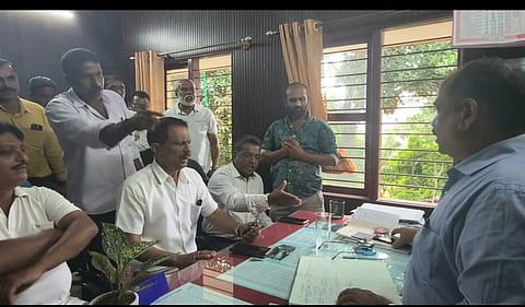 ಫ್ಲೆಕ್ಸ್ ತೆರವು ಸಂಬಂಧ ಮಾಸ್ಟರ್ಸ್ ಕ್ಲಬ್ ಸದಸ್ಯರು ಹಾಗೂ ಪುರಸಭೆ ಮುಖ್ಯಾಧಿಕಾರಿಯೊಂದಿಗೆ ವಾಗ್ವಾದ ನಡೆಯಿತು. ಭಾಸ್ಕರ್, ಬಿ.ಎಂ.ಗಣೇಶ್, ಜಿ.ಜಿ.ಮೋಹನ್, ಅಬ್ದುಲ್ ಜಲಿಲ್, ರಜನಿಕಾಂತ್, ಮೆಲ್ವಿನ್ ಲೋಬೊ, ಗಣೇಶ್, ಅನಿಲ್, ಉಪೇಂದ್ರ ಇದ್ದರು.