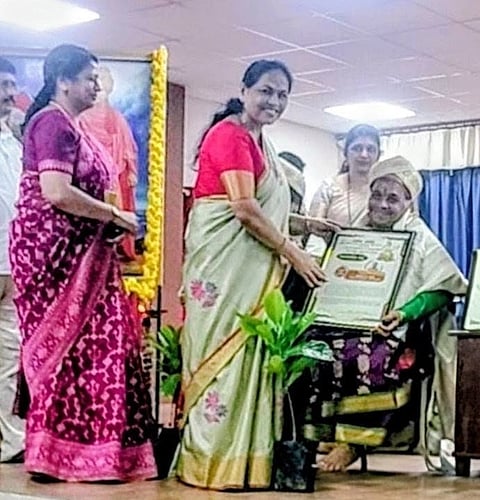 ಕೇಂದ್ರ ಸಚಿವೆ ಶೋಭಾ ಕರಂದ್ಲಾಜೆ ಅವರಿಂದ ವೀರರಾಣಿ ಅಬ್ಬಕ್ಕ ಪುರಸ್ಕಾರ ಪಡೆದ ಕೆ.ಬಿ.ಅಮ್ಮಣ್ಣಿ.