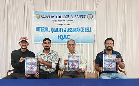 ವಿರಾಜಪೇಟೆ ಕಾವೇರಿ ಕಾಲೇಜಿನಿಂದ ಆಯೋಜಿಸಿರುವ ರಾಜ್ಯ ಮಟ್ಟದ 5 ಎ ಸೈಡ್ ರಿಂಕ್ ಹಾಕಿ ಪಂದ್ಯಾವಳಿಯ ಪೋಸ್ಟರ್ ಅನ್ನು ಬೆನೆಡಿಕ್ಟ್ ಆರ್.ಸಲ್ಡಾನ ಬಿಡುಗಡೆ ಮಾಡಿದರು. ತಮ್ಮಯ್ಯ, ನಿರೂಪ್ ನಾಣಯ್ಯ , ನಾಚಪ್ಪ ಇದ್ದರು.