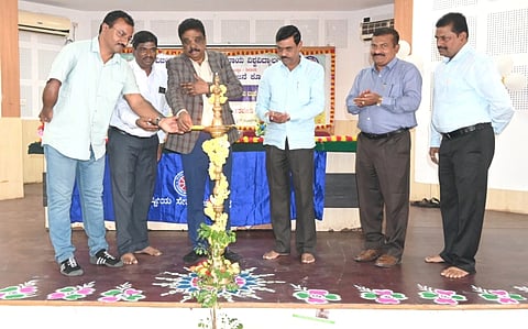 ಬಳ್ಳಾರಿಯ ವಿಎಸ್‌ಕೆ ವಿವಿಯಲ್ಲಿ ಆಯೋಜಿಸಿದ್ದ ಒಂದು ದಿನದ ನಾಯಕತ್ವ ತರಬೇತಿ ಶಿಬಿರವನ್ನು ವಿವಿ ಕುಲಪತಿ ಪ್ರೊ.ಎಂ.ಮುನಿರಾಜು ಉದ್ಘಾಟಿಸಿದರು. ಮೌಲ್ಯಮಾಪನ ಕುಲಸಚಿವ ಪ್ರೊ.ಎನ್.ಎಂ.ಸಾಲಿ, ಪ್ರೊ.ಡಾ.ಕೆ.ಎಸ್.ಶಿವಕುಮಾರ, ಪ್ರೊ.ಆರ್.ವಿ.ಚಂದ್ರಶೇಖರ, ಸಂಯೋಜನಾಧಿಕಾರಿ ಡಾ.ಕುಮಾರ ಇದ್ದರು. 