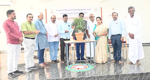 ಬಳ್ಳಾರಿಯ ವಿಎಸ್‌ಕೆ ವಿವಿಯಲ್ಲಿ ಆಯೋಜಿಸಿದ್ದ ಎರಡು ದಿನಗಳ ಪುಸ್ತಕ ಪ್ರಕಾಶನ ಕಮ್ಮಟ ಕಾರ್ಯಕ್ರಮವನ್ನು ವಿವಿ ಕುಲಪತಿ ಪ್ರೊ.ಎಂ.ಮುನಿರಾಜು ಉದ್ಘಾಟಿಸಿದರು. ಮೌಲ್ಯಮಾಪನ ಕುಲಸಚಿವ ಪ್ರೊ.ಎನ್.ಎಂ.ಸಾಲಿ, ಸಿಂಡಿಕೇಟ್ ಸದಸ್ಯರಾದ ಬಿ.ಪೀರ್‌ಬಾಷಾ, ಕೆ.ಶಿವಕುಮಾರ, ಕರ್ನಾಟಕ ಪ್ರಕಾಶಕರ ಸಂಘದ ಅಧ್ಯಕ್ಷೆ ಡಾ.ವಸುಂಧರಾ ಭೂಪತಿ, ಕಾರ್ಯದರ್ಶಿ ಕೆ.ರವಿಕುಮಾರ, ಪ್ರೊ.ತಿಪ್ಪೇರುದ್ರ ಇದ್ದರು.