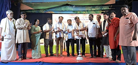 ಬಳ್ಳಾರಿಯ ರಾಘವ ಕಲಾಮಂದಿರದಲ್ಲಿ ಆಯೋಜಿಸಿದ್ದ ಸಾಂಸ್ಕೃತಿಕ ಕಲಾ ವೈಭವ ಕಾರ್ಯಕ್ರಮವನ್ನು ಮೇಯರ್ ಪಿ.ಗಾದೆಪ್ಪ ಉದ್ಘಾಟಿಸಿದರು. ಮಕ್ಕಳ ಸಾಹಿತಿ ಶಿವಲಿಂಗಪ್ಪ ಹಂದಿಹಾಳು, ಲೇಖಕರಾದ ಕುಬೇರಪ್ಪ, ಸಿದ್ದರಾಮ ಕಲ್ಮಠ, ಆಲಾಪ್ ಸಂಗೀತ ಟ್ರಸ್ಟ್ ಅಧ್ಯಕ್ಷ ರಮಣಪ್ಪ ಭಜಂತ್ರಿ ಇತರರಿದ್ದರು.