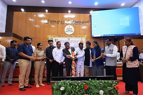 ಬಳ್ಳಾರಿಯ ಜಿಪಂ ಸಭಾಂಗಣದಲ್ಲಿ ಆಯೋಜಿಸಿದ್ದ ಕುಂದುಕೊರತೆಗಳ ಸಭೆ ಮತ್ತು ಅಹವಾಲು ಸ್ವೀಕಾರ ಕಾರ್ಯಕ್ರಮವನ್ನು ಆಯೋಗದ ಅಧ್ಯಕ್ಷ ಡಾ.ಎಲ್.ಮೂರ್ತಿ ಉದ್ಘಾಟಿಸಿದರು. ಸದಸ್ಯರಾದ ಎನ್.ದಿವಾಕರ್, ಗೀತಾ ಧಾವಂಶಿ, ಕಾರ್ಯದರ್ಶಿ ಡಾ.ಎಚ್.ಎಸ್.ಶಿವರಾಮು, ಲಿಡ್ಕರ್ ಅಧ್ಯಕ್ಷ  ಮುಂಡರಗಿ ನಾಗರಾಜ, ಪಾಲಿಕೆ ಮೇಯರ್ ಪಿ.ಗಾದೆಪ್ಪ, ಡಿಸಿ ನಾಗೇಂದ್ರ ಪ್ರಸಾದ್ ಕೆ., ಎಸ್ಪಿ ಡಾ.ಸುಮನ್ ಡಿ.ಪನ್ನೇಕರ್, ಜಿಪಂ ಸಿಇಒ ಮಹಮ್ಮದ್ ಹ್ಯಾರಿಸ್ ಸುಮೈರ್, ಪಾಲಿಕೆ ಆಯುಕ್ತ ಪಿ.ಎಸ್.ಮಂಜುನಾಥ ಇದ್ದರು.
