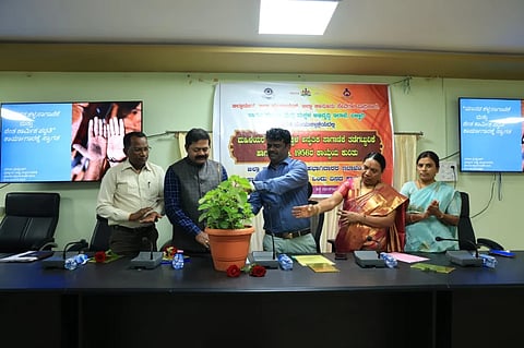 ಬಳ್ಳಾರಿಯ ಜಿಪಂ ಸಭಾಂಗಣದಲ್ಲಿ ಆಯೋಜಿಸಿದ್ದ ಒಂದು ದಿನದ ಕಾರ್ಯಾಗಾರವನ್ನು ಮಹಿಳಾ ಮತ್ತು ಮಕ್ಕಳ ಅಭಿವೃದ್ಧಿ ಇಲಾಖೆಯ ಉಪನಿರ್ದೇಶಕ ಎಂ.ರಾಮಕೃಷ್ಣ ಉದ್ಘಾಟಿಸಿದರು. ಡಿಡಿಪಿಐ ಬಿ.ಉಮಾದೇವಿ, ಜಿಲ್ಲಾ ಮಕ್ಕಳ ರಕ್ಷಣಾಧಿಕಾರಿ ಸುಭದ್ರ ದೇವಿ,  ಜಿಲ್ಲಾ ಬಾಲ ಕಾರ್ಮಿಕ ಯೋಜನೆಯ ಯೋಜನಾಧಿಕಾರಿ ಎ.ಮೌನೇಶ್, ಜಿಲ್ಲಾ ಮಕ್ಕಳ ರಕ್ಷಣಾ ಘಟಕದ ಕಾನೂನು ಪರಿವೀಕ್ಷಣಾಧಿಕಾರಿ ಈಶ್ವರ್ ರಾವ್ ಇದ್ದರು. ======