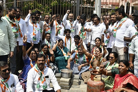 ಬಳ್ಳಾರಿಯ ಗಡಗಿ ಚನ್ನಪ್ಪ ವೃತ್ತದಲ್ಲಿ ಮಹಿಳಾ ಕಾಂಗ್ರೆಸ್ ಕಾರ್ಯಕರ್ತರು ಒಲೆಯಿಂದ ಟೀ ಮಾಡುವ ಮೂಲಕ ಕೇಂದ್ರ ಸರ್ಕಾರ ವಿರುದ್ಧ ವಿನೂತನವಾಗಿ ಪ್ರತಿಭಟಿಸಿದರು. ಜಿಲ್ಲಾಧಕ್ಷ ಅಲ್ಲಂ ಪ್ರಶಾಂತ್, ಮೇಯರ್ ಪಿ.ಗಾದೆಪ್ಪ, ಲಿಡ್ಕರ್ ಅಧ್ಯಕ್ಷ ಮುಂಡರಗಿ ನಾಗರಾಜ, ಮುಖಂಡರಾದ ಬೋಯಪಾಟಿ ವಿಷ್ಣು, ಮಂಜುಳಾ, ಧರ್ಮ, ಹನುಮಂತು ಇತರರಿದ್ದರು.