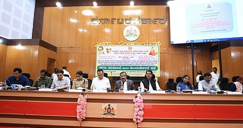 ಬಳ್ಳಾರಿಯ ಜಿಪಂ ಸಭಾಂಗಣದಲ್ಲಿ ಆಯೋಜಿಸಿದ್ದ ಪ್ರಗತಿ ಪರಿಶೀಲನಾ ಸಭೆಯಲ್ಲಿ ಆಯೋಗದ ಅಧ್ಯಕ್ಷ ಡಾ.ಎಲ್.ಮೂರ್ತಿ ಮಾತನಾಡಿದರು. ಸದಸ್ಯರಾದ ಎನ್.ದಿವಾಕರ್, ಗೀತಾ ಧಾವಂಶಿ, ಕಾರ್ಯದರ್ಶಿ ಡಾ.ಎಚ್.ಎಸ್.ಶಿವರಾಮು, ಡಿಸಿ ನಾಗೇಂದ್ರ ಪ್ರಸಾದ್ ಕೆ., ಎಸ್ಪಿ ಡಾ.ಸುಮನ್ ಡಿ.ಪನ್ನೇಕರ್, ಜಿಪಂ ಸಿಇಒ ಮಹಮ್ಮದ್ ಹ್ಯಾರಿಸ್ ಸುಮೈರ್, ಪಾಲಿಕೆ ಆಯುಕ್ತ ಪಿ.ಎಸ್.ಮಂಜುನಾಥ ಇದ್ದರು.