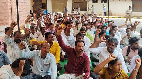 ಬಳ್ಳಾರಿಯ ಜಿಪಂ ಸಭಾಂಗಣದಲ್ಲಿ ನಾನಾ ಬೇಡಿಕೆಗಳ ಈಡೇರಿಕೆಗೆ ಆಗ್ರಹಿಸಿ, ರಾಜ್ಯ ಗ್ರಾಪಂ ನೌಕರರ ಸಂಘದಿಂದ ಪ್ರತಿಭಟನೆ ನಡೆಯಿತು. ನೌಕರರಾದ ರಮೇಶ್, ಮಹೇಶ್‌ಗೌಡ, ಮಾರುತಿ, ಆಂಜನೇಯ, ಅಮರೇಶ್, ಸಿದ್ದಪ್ಪ, ಶಿವಣ್ಣ ಇತರರಿದ್ದರು.