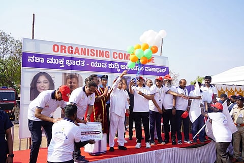 ಬಳ್ಳಾರಿಯ ಬಿಮ್ಸ್ ಮೈದಾನದಲ್ಲಿ ಆಯೋಜಿಸಿದ್ದ ವಾಕ್‌ಥಾನ್‌ಗೆ ರಾಜ್ಯಪಾಲ ಥಾವರಚಂದ್ ಗೆಹಲೋತ್ ಅವರು ಬಲೂನ್ ಹಾರಿಸುವ ಮೂಲಕ ಚಾಲನೆ ನೀಡಿದರು. ರಾಜೀವ್ ಗಾಂಧಿ ಆರೋಗ್ಯ ವಿಜ್ಞಾನಗಳ ವಿವಿ ಕುಲಪತಿ ಡಾ.ಬಿ.ಸಿ.ಭಗವಾನ್, ದಿಶಾಬೋಧ್ ಫೌಂಡೇಷನ್ ನಿರ್ದೇಶಕ ಶಿವರಾಜ್‌ರೆಡ್ಡಿ, ಮೇಯರ್ ಪಿ.ಗಾದೆಪ್ಪ, ಶ್ರೀಕಲ್ಯಾಣಸ್ವಾಮಿ ಸಂಸ್ಥಾನ ಮಠದ ಕಲ್ಯಾಣ ಸ್ವಾಮೀಜಿ ಇತರರಿದ್ದರು.