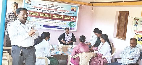 ಯಾದಗಿರಿ ಜಿಲ್ಲೆಯ ಅರಕೇರಾ(ಬಿ) ಗ್ರಾಮದಲ್ಲಿ ಗುರುವಾರ ಹಮ್ಮಿಕೊಂಡ ಕೂಲಿ ಕಾರ್ಮಿಕರ ಆರೋಗ್ಯ ತಪಾಸಣೆ ಶಿಬಿರದಲ್ಲಿ ಆಡಳಿತ ವೈದ್ಯಾಧಿಕಾರಿ ಡಾ.ಶಿವಪ್ರಸಾದ ಮೈತ್ರಿ ಮಾತನಾಡಿದರು. ಭೀಮರೆಡ್ಡಿ, ಮಮತಾಜ ಬೇಗಂ, ರವಿಕುಮಾರ ಕೊಲ್ಲೂರು, ವೈದ್ಯರಾದ ಡಾ.ಮುಜಮಿಲ್​ ಅಹ್ಮದ್​, ಡಾ.ಶ್ರುತಿ, ಬಾ.ದಿನೇಶ ಕಾಕರೆ ಇತರರಿದ್ದರು.