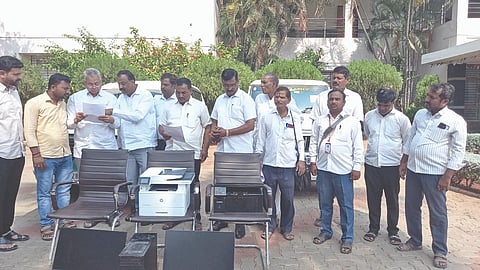 ಆಲಮಟ್ಟಿಯಲ್ಲಿರುವ ಕೆಬಿಜೆಎನ್‌ಎಲ್ ವ್ಯವಸ್ಥಾಪಕ ನಿರ್ದೇಶಕರ ಕಚೇರಿಯನು ನ್ಯಾಯಾಲಯಗಳ ಆದೇಶಗಳಂತೆ ಬುಧವಾರ ಜಪ್ತಿ ಮಾಡಲಾಯಿತು. ರೈತಪರ ನ್ಯಾಯವಾದಿಗಳಾದ ಆರ್.ಎಸ್. ಬಿರಾದಾರ, ಜಿ.ಎಸ್. ಬಿಜ್ಜೂರ, ಎಂ.ಎಸ್.ಹಿರೇಮಠ, ನ್ಯಾಯಾಲಯದ ಪ್ರತಿನಿಧಿಗಳು ಮತ್ತು ಕೃಷ್ಣಾ ಭಾಗ್ಯ ಜಲ ನಿಗಮದ ಅಧಿಕ್ಷಕ ಅಭಿಯಂತರ ಬಿ.ಎಸ್. ಪಾಟೀಲ ಹಾಗೂ ಅಧಿಕಾರಿಗಳು, ಸಿಬ್ಬಂದಿ ವರ್ಗ ಇತರರಿದ್ದರು.