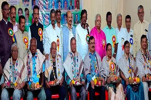 ಆನವಟ್ಟಿಯಲ್ಲಿ ಆಯೋಜಿಸಿದ್ದ ನಿವೃತ್ತ ನೌಕರರ ವಾರ್ಷಿಕ ಸಭೆಯಲ್ಲಿ ಹಿರಿಯ ನಿವೃತ್ತ ನೌಕರರನ್ನು ಸನ್ಮಾನಿಸಲಾಯಿತು. ಎಸ್.ಎನ್ ಗಂಗಾಧರಪ್ಪ,  ಕಲ್ಲಪ್ಪ ಚತ್ರಟ್ಟಿಹಳ್ಳಿ, ಎಚ್.ಜಯಪ್ಪ, ಬಸವಣ್ಯಪ್ಪ, ನಂಜುಂಡಸ್ವಾಮಿ ಇತರರಿದ್ದರು.